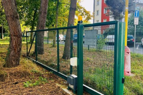 Vstupní brány do areálu školy