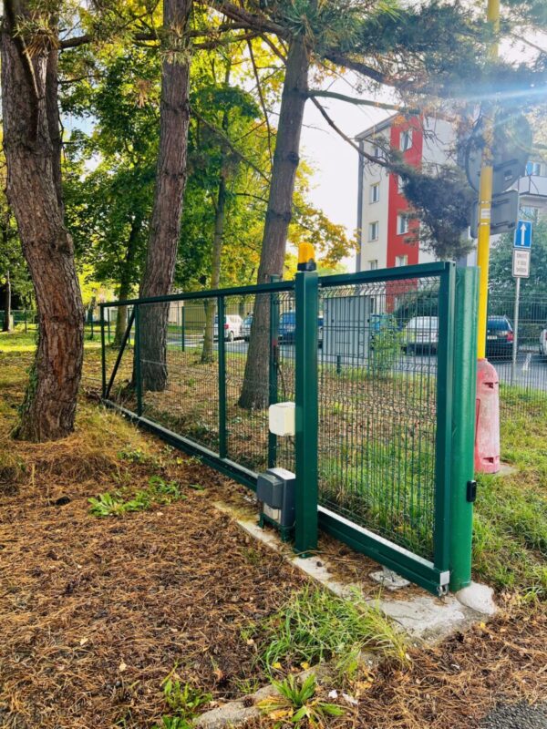 Vstupní brány do areálu školy